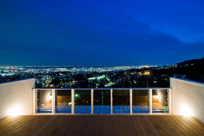 Kenji Yanagawa House Cool Kenji Yanagawa Case Study House With Sparkling Town Overlooking Dazzling Outdoor Lights At Patio Wood Floor Transparent Glass Railing Dream Homes  Stunning Contemporary Hillside Home With Open Garage Concepts