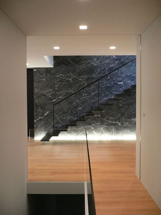 Bright Room The Effective Bright Room Combined With The Black Stairs Used To Connect The Second Floor In Japanese Rural Homes By Kidosaki Architects Architecture Beautiful Modern Japanese Home Covered By Glass And Wooden Walls