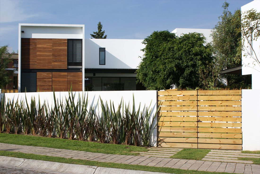 Gate Door Casa Exciting Gate Door Outside The Casa ATT By Dionne Arquitectos Use Wood Door Also White Concrete Fence Dream Homes Elegant Beautiful Home With Modern Living Spaces