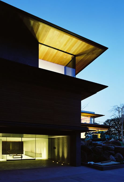 Design Of Rural Expensive Design Of The Japanese Rural Homes By Kidosaki Architects Combined With Bright Lighting To Make The Beautiful View At The Night Architecture Beautiful Modern Japanese Home Covered By Glass And Wooden Walls