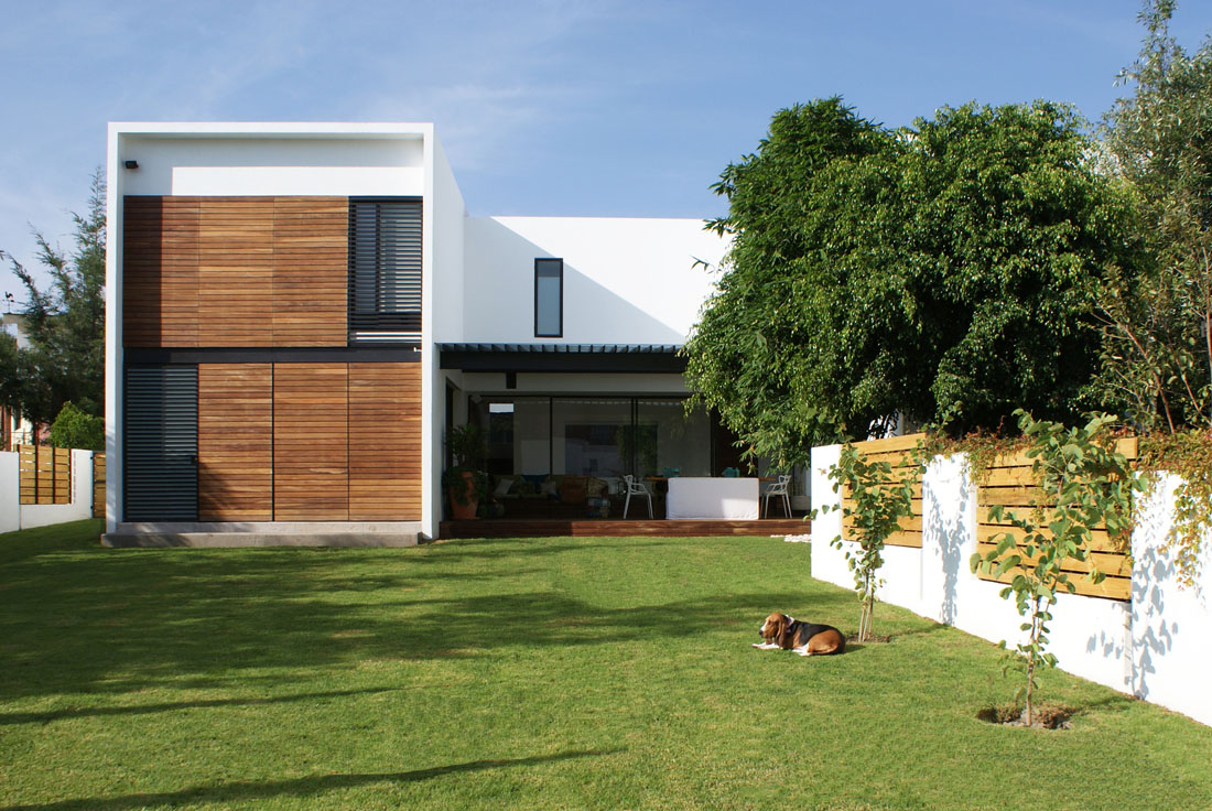 Casa Att Arquitectos Fabulous Casa ATT By Dionne Arquitectos Exterior Design With Green Lawn At The Backyard And Modern Fence Dream Homes Elegant Beautiful Home With Modern Living Spaces