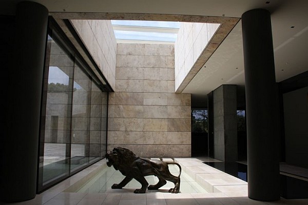 Lion Statue Built Great Lion Statue Applied On Built In Floor Glass Wall Open Space And Neutral Brick Wall Construction In Open Up Ceiling Design Dream Homes Spanish Home Design With Futuristic And Elegant Cantilevered Decorations