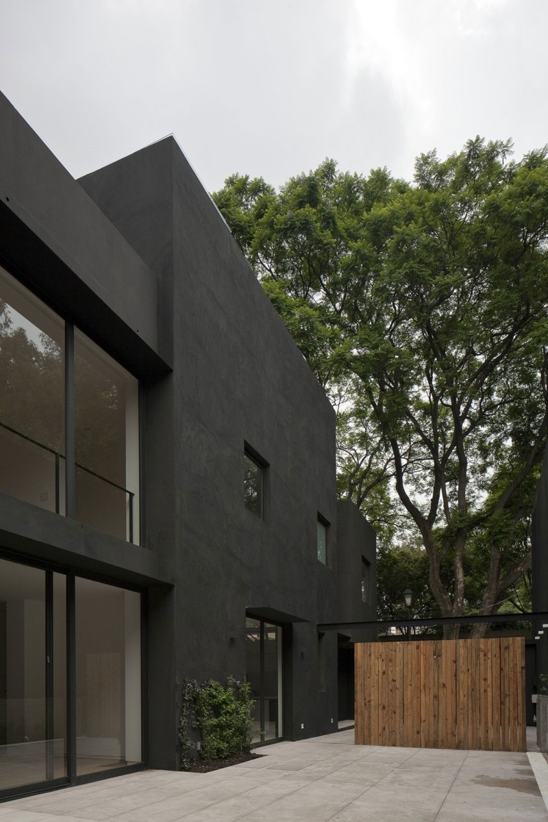 Modern Architectural With Impressive Modern Architectural Cerrada Reforma 108 With Glossy Black Outdoor Concrete Wall Square Glass Window Ornamental Plants In Small Patio Dream Homes Dramatic Home Decoration With Black Painted Exterior Walls