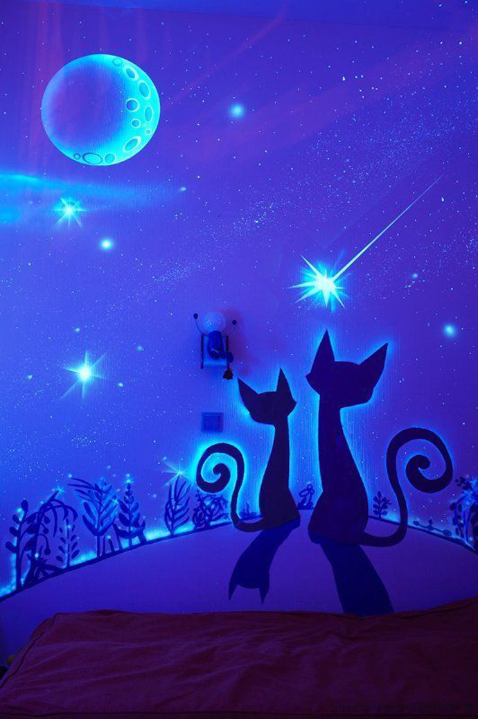 View Of Of Incredible View Of A Couple Of Cats As Glow In The Dark Decal Attached On The Wall Of Bedroom For Kids Center Wall Bedroom Stunning Bedroom Decoration With Glow In The Dark Paint Colors