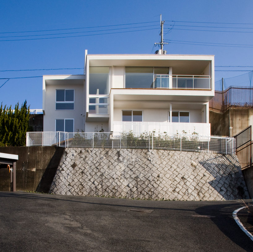 Modern Style Case Inspiring Modern Style Kenji Yanagawa Case Study House With Small Balcony Glass Railing Small Stone Wall Square Glass Window Dream Homes  Stunning Contemporary Hillside Home With Open Garage Concepts