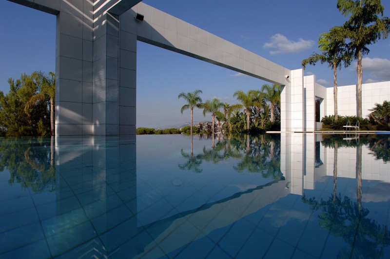 This Is Framed Inviting This Is Not A Framed Garden Infinity Swimming Pool Surrounded By Concrete Walls And Pillar In White Dream Homes  Elegant Home Covered By Infinity Swimming Pool And Natural Garden View