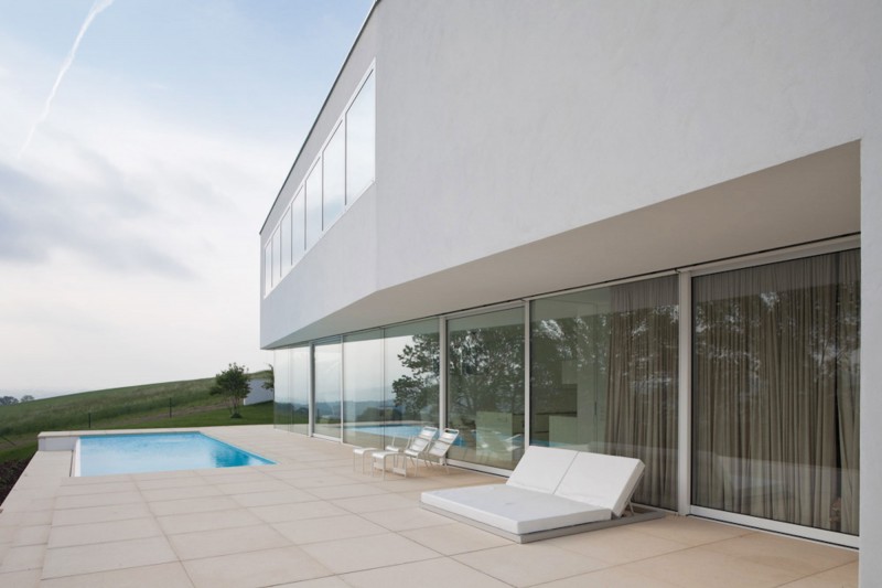 White Lounge Pool Mesmerizing White Lounge Near With Pool Installed In Marble Tiled Floor Of The House L Residence Decoration Simple Home Design With Transparent Glass Wall And Bright Interiors