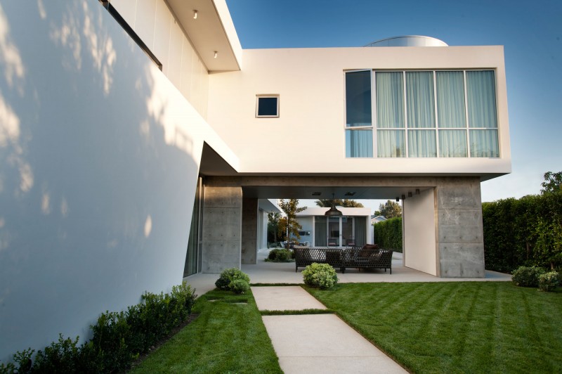 Green Grass The Natural Green Grass Yard Near The Modern Family Residence Patio With Dark Sectional Sofa And Concrete Pathway Dream Homes Duplex Contemporary Concrete Home With Outdoor Green Gardens For Family