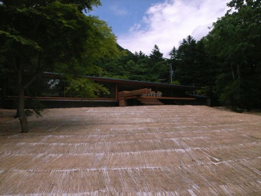 Large Park Many Spacious Large Park Available With Many Green Trees Located Behind The Japanese Rural Homes By Kidosaki Architects Architecture Beautiful Modern Japanese Home Covered By Glass And Wooden Walls
