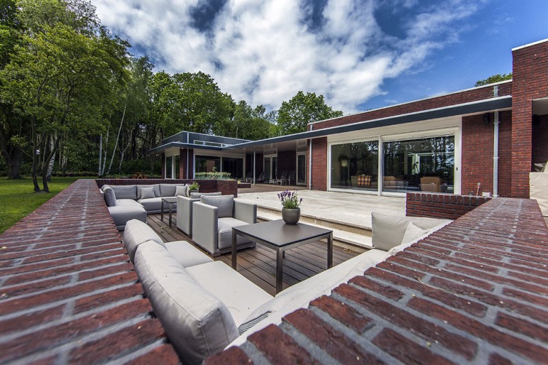 Outdoor Living Of Amusing Outdoor Living Space Design Of Villa In The Dunes With White Colored Soft Section Sofa And Brick Stones Wall Dream Homes  Cozy And Bright Modern Home Surrounded By Lush Forest Views