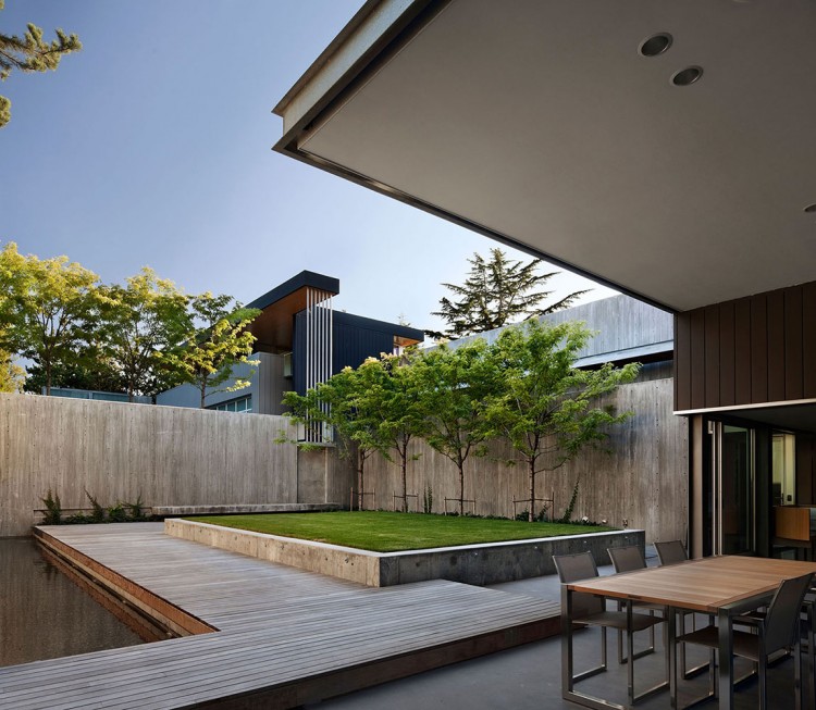 Graham House Idea Beautiful Graham House Exterior Landscaping Idea Dominated Green Manicured Turfs And Trees For Refreshing Dream Homes Creative Contemporary Home For Elegant And Unusual Cantilevered Appearance