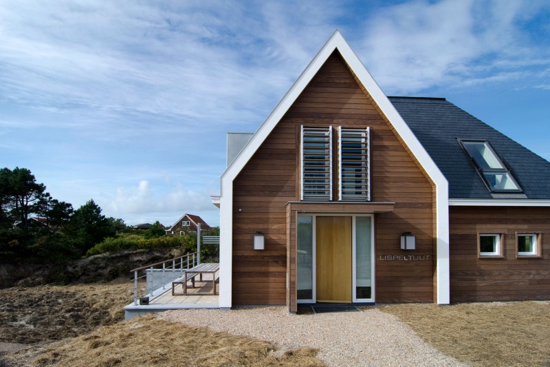 Catching Wooden In Eye Catching Wooden Holiday Home In Vlieland Entrance Idea Designed With L Shaped Cantilever Covering Door Dream Homes Classic Home Exterior Hiding Stylish Interior Decorations