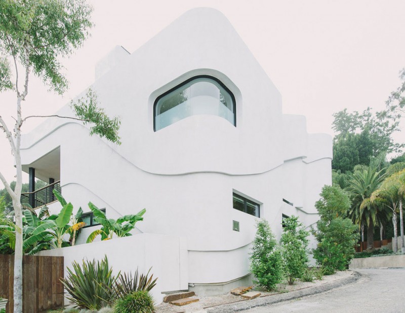 Green Greenberg With Innovative Green Greenberg Green House With Artistic Outdoor Wall Ornamental Plants In Concrete Planter Long Concrete Driveway Architecture Curvy Futuristic Home Presenting Futuristic Gray And White Themes