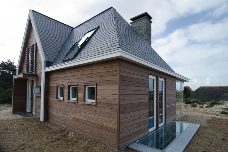 Wooden Holiday Vlieland Warm Wooden Holiday Home In Vlieland Building Featured With Classic Roof Enhanced With Rooftop Window Bathroom Classic Home Exterior Hiding Stylish Interior Decorations