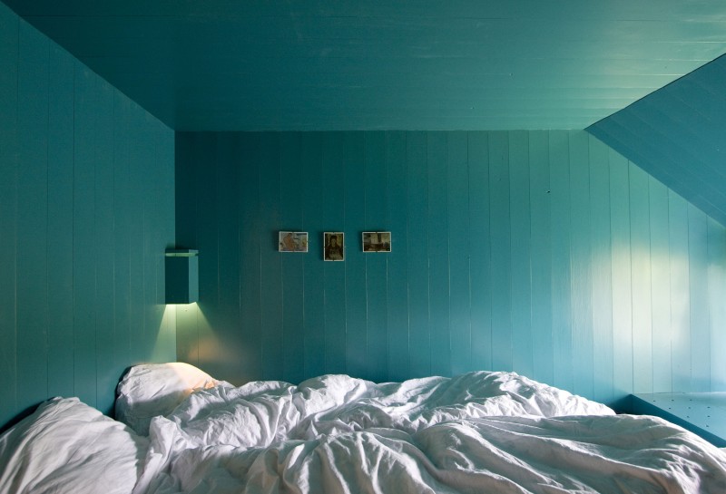 Cyan Painted Master Gorgeous Cyan Painted FOHR Home Master Bedroom Idea With Comfy White Bedding And Unique Corner Lamps Architecture Beautiful Minimalist Home With Eclectic Exterior And Interiors