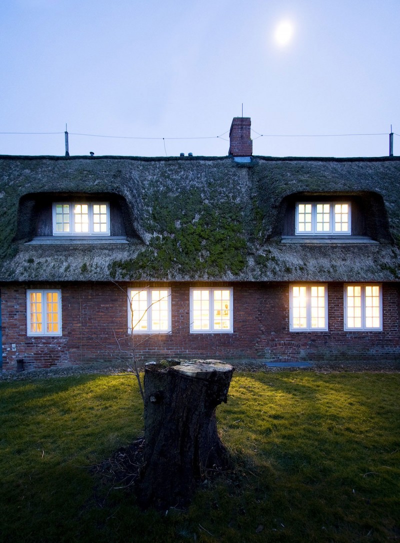 Green Splash Fohr Incredible Green Splash Covering The FOHR House Stone Roof To Refresh The Maroon Brick Exterior Wall Of The Building Architecture Beautiful Minimalist Home With Eclectic Exterior And Interiors