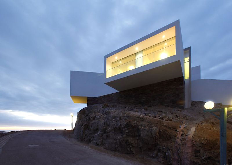 Living In House Tranquil Living In Contemporary Beach House Las Lomas Supported With Recessed Lighting Representing Quiet Living For Complete Relaxation Architecture  Fabulous Beach Home Built On Stunning Rocky Landscape