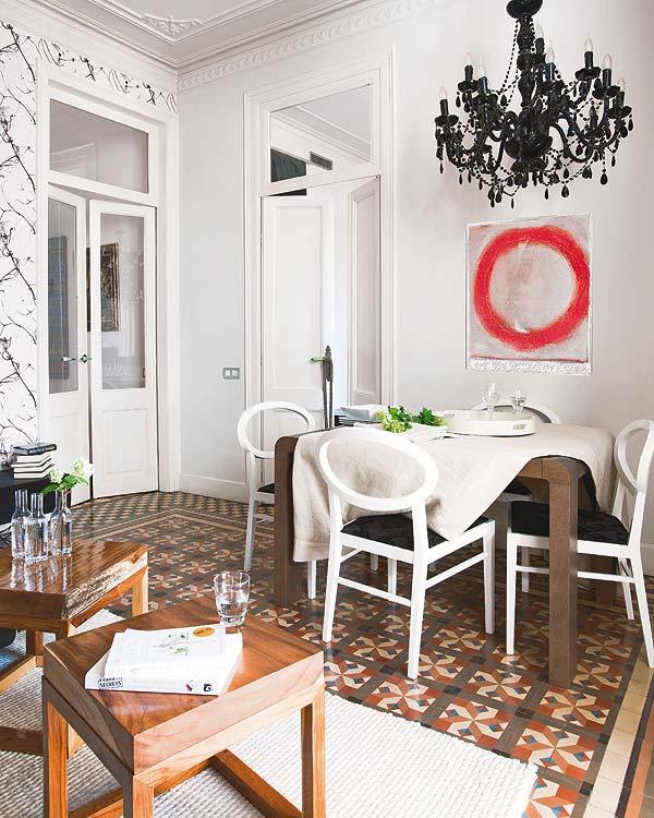 Catching Black On Eye Catching Black Chandelier Installed On Ceiling Above A Set Of Dining Room Table And Chairs With Ivory Sheet Apartments Stylish Extraordinary Home With Vintage Interior Design And White Walls